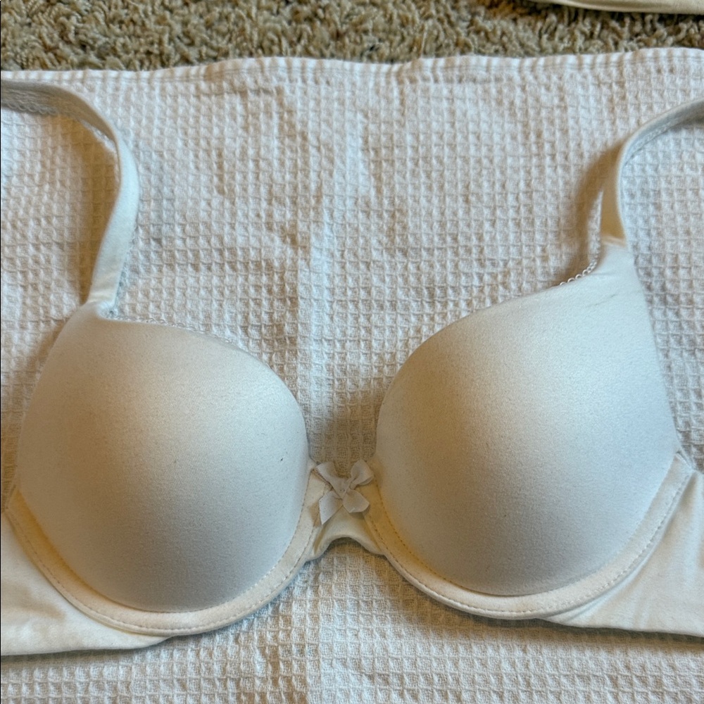 Victoria's Secret Classic bra white lace detail add 1 cup push up
